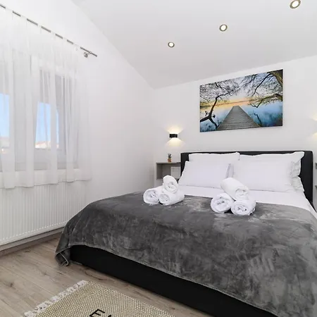 Loni Apartman *