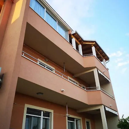 Loni Apartman *