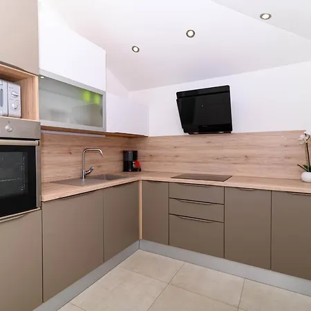 Apartment Loni *