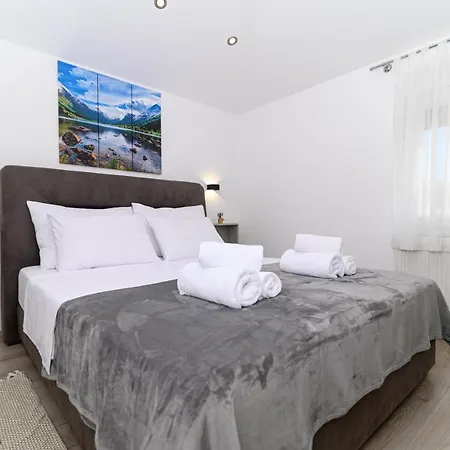 Apartment Loni *