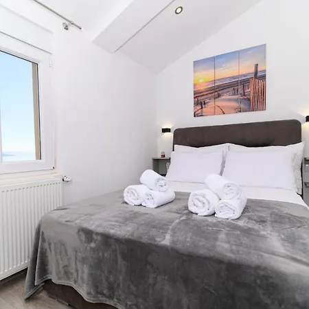 Loni Apartment